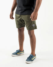 Lade das Bild in den Galerie-Viewer, Kingz Casual Shorts- Militärgrün