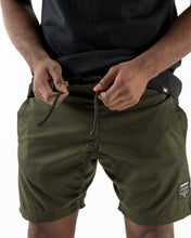 Lade das Bild in den Galerie-Viewer, Kingz Casual Shorts- Militärgrün