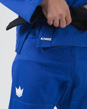 Lade das Bild in den Galerie-Viewer, Kimono BJJ (GI) Kingz Kore V2-Blue-White-Gürtel enthalten