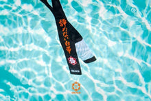 Lade das Bild in den Galerie-Viewer, Cinturón Kanji "Un cinturón blanco que nunca se rindió" - Negro- Punta Blanca - StockBJJ