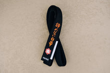 Lade das Bild in den Galerie-Viewer, Cinturón Kanji "Un cinturón blanco que nunca se rindió" - Negro- Punta Blanca - StockBJJ