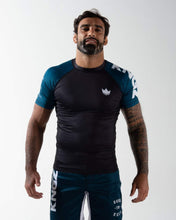 Lade das Bild in den Galerie-Viewer, Rashguard Kingz Born To Rule Short Sleeve