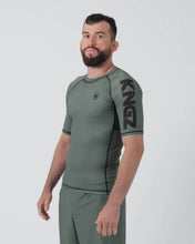 Lade das Bild in den Galerie-Viewer, Rashguard Kingz Kore V2 Kurzarm- Grün