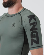 Lade das Bild in den Galerie-Viewer, Rashguard Kingz Kore V2 Kurzarm- Grün