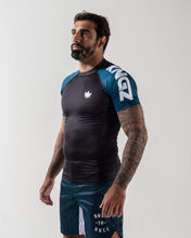 Lade das Bild in den Galerie-Viewer, Rashguard Kingz Born To Rule Short Sleeve