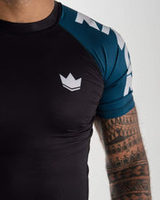 Lade das Bild in den Galerie-Viewer, Rashguard Kingz Born To Rule Short Sleeve