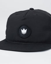 Lade das Bild in den Galerie-Viewer, Crown Patch 5-Panel Strapback Hat - Black
