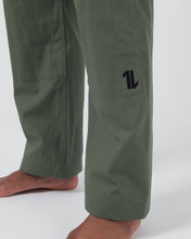 Lade das Bild in den Galerie-Viewer, The ONE Jiu Jitsu Gi - Military Green - Limited Edition


