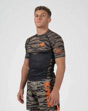 Lade das Bild in den Galerie-Viewer, Always Hunting Rashguard
