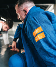 Lade das Bild in den Galerie-Viewer, Kimono BJJ (GI) Fortschritt Featherlight Lightweight Competition-Blue
