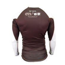 Lade das Bild in den Galerie-Viewer, Moya Brand Rashguard Aventador Manga Larga III - Marrón - StockBJJ
