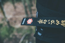 Load image into Gallery viewer, Cinturón Kanji  &quot;Un cinturón blanco que nunca se rindió&quot; - Negro con barra Roja - StockBJJ
