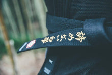 Load image into Gallery viewer, Cinturón Kanji  &quot;Un cinturón blanco que nunca se rindió&quot; - Negro con barra Roja - StockBJJ
