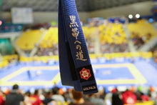 Lade das Bild in den Galerie-Viewer, Cinturón Kanji  &quot;El camino hacia el cinturón negro&quot; - Azul - StockBJJ
