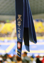 Lade das Bild in den Galerie-Viewer, Cinturón Kanji  &quot;El camino hacia el cinturón negro&quot; - Azul - StockBJJ

