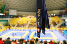 Lade das Bild in den Galerie-Viewer, Cinturón Kanji  &quot;El camino hacia el cinturón negro&quot; - Azul - StockBJJ
