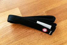 Lade das Bild in den Galerie-Viewer, Cinturón Kanji  &quot;Original&quot; - Negro con barra Blanca - StockBJJ
