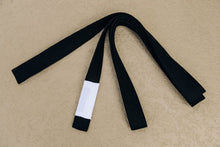 Load image into Gallery viewer, Cinturón Kanji  &quot;Un cinturón blanco que nunca se rindió&quot; - Negro- Punta Blanca - StockBJJ
