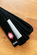 Lade das Bild in den Galerie-Viewer, Cinturón Kanji  &quot;Original&quot; - Negro con barra Blanca - StockBJJ
