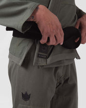 Lade das Bild in den Galerie-Viewer, Kimono BJJ (GI) Kingz der einmilitärische grün-weiße Gürtel eingeschlossen
