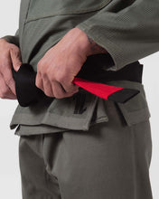 Lade das Bild in den Galerie-Viewer, Kimono BJJ (GI) Kingz der einmilitärische grün-weiße Gürtel eingeschlossen
