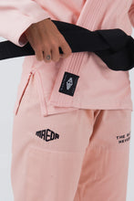 Lade das Bild in den Galerie-Viewer, Kimono BJJ (GI) Maeda Red Label 3.0 Pfirsich für Frauen - Weißer Gürtel enthalten

