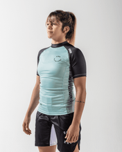 Lade das Bild in den Galerie-Viewer, Rashguard Kingz geboren, um Frauen Shorts Ärmeln bläulich zu regieren
