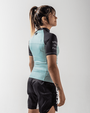 Lade das Bild in den Galerie-Viewer, Rashguard Kingz geboren, um Frauen Shorts Ärmeln bläulich zu regieren
