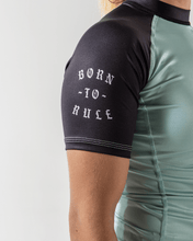 Lade das Bild in den Galerie-Viewer, Rashguard Kingz geboren, um Frauen Shorts Ärmeln bläulich zu regieren

