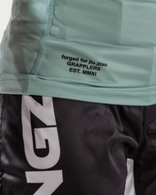 Lade das Bild in den Galerie-Viewer, Rashguard Kingz geboren, um Frauen Shorts Ärmeln bläulich zu regieren

