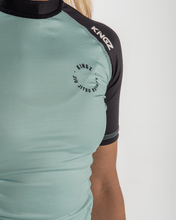 Lade das Bild in den Galerie-Viewer, Rashguard Kingz geboren, um Frauen Shorts Ärmeln bläulich zu regieren
